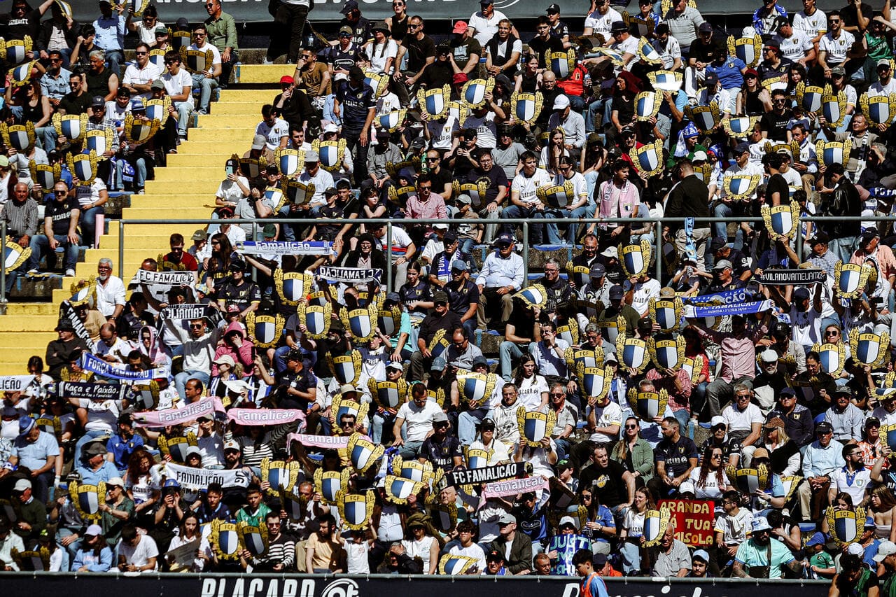 Adepto do FC Famalicão com bandeira de Portugal