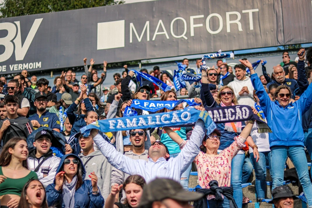 Multidão de adeptos do FC Famalicão